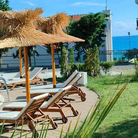 Cozy Seaside Getaway One Bedroom Moni In Appartamento
